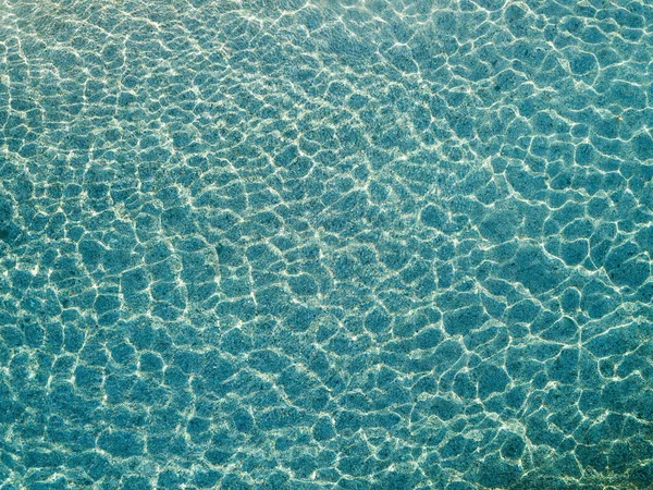 Vista aérea de los reflejos de agua en el mar. Agua transparente —  Fotos de Stock