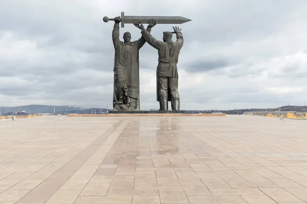 Magnitogorsk, Rusya - Ekim, 2018: Anıt arka-ön büyük bir ünlü heykel