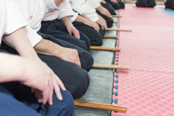 Pessoas em quimono em artes marciais seminário de treinamento de armas — Fotografia de Stock