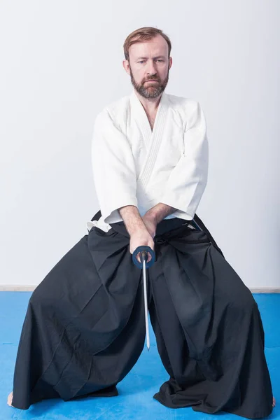 Een man met katana op Iaido praktijk — Stockfoto