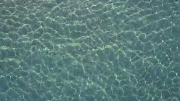 Widok z lotu ptaka z odbicia wody nad morzem — Wideo stockowe