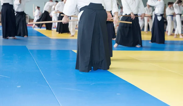 Ludzie w Kimono na seminarium szkoleniowym na temat broni sztuk walki — Zdjęcie stockowe