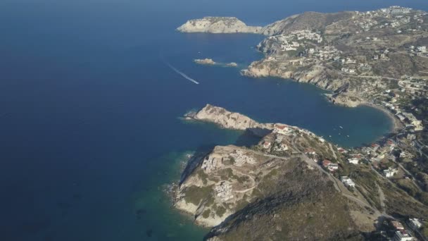 Повітряний безпілотник знімок красивої берегової лінії — стокове відео