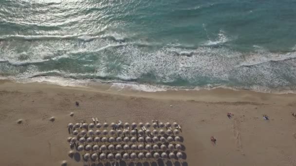 Costa sabbiosa, onde del mare lungo della spiaggia di Falasarna Creta, Grecia — Video Stock