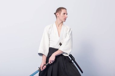 Katana Iaido pratik üzerinde olan bir adam