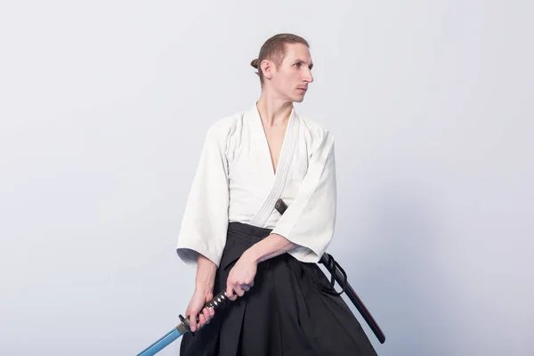 Um homem com katana na prática de Iaido — Fotografia de Stock