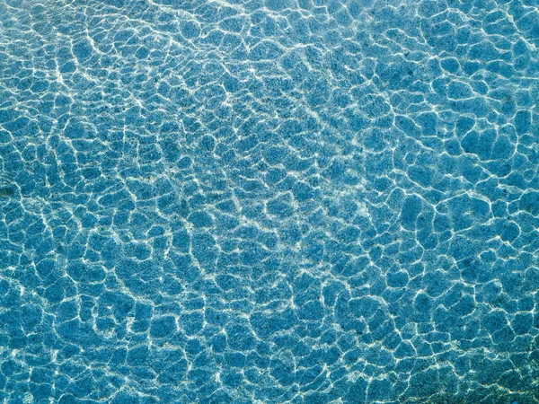 Veduta aerea dei riflessi dell'acqua sul mare. Acqua trasparente — Foto Stock