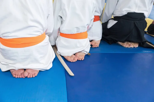 Pessoas em quimono e hakama em treinamento de artes marciais — Fotografia de Stock