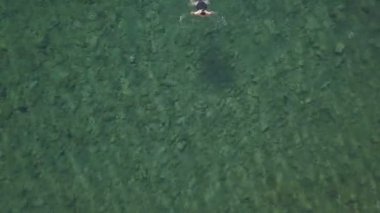 Kristal açık deniz yüzme yüzme elbiseli güzel genç kadın sahiptir