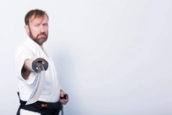 Een man met katana op Iaido praktijk — Stockfoto