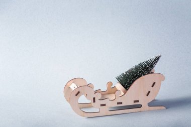 Noel ağacı taşımak bir atlı kızak