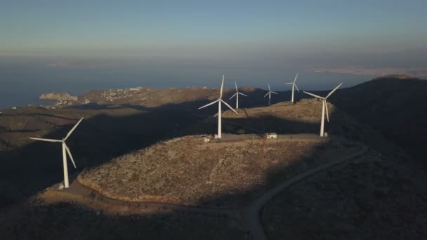 Filmagem aérea de moinhos de vento ao pôr do sol — Vídeo de Stock