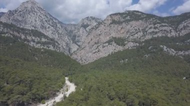 Bir dağ manzarası içinde yeşil sisli orman hava görüntüleri. Kemer, Türkiye