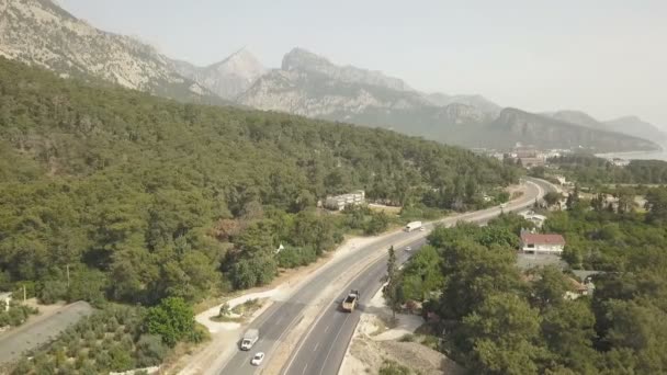 Luchtfoto van auto's rijden op de mountain road aan zee — Stockvideo