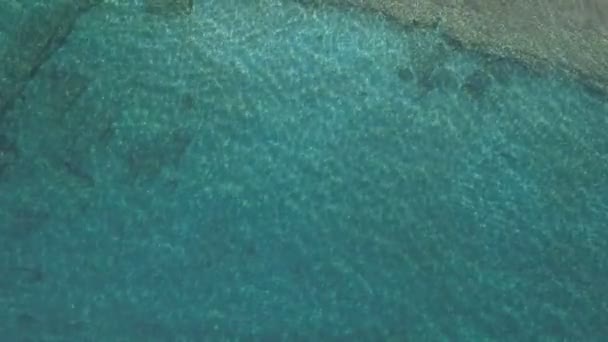 Línea de playa de arena, olas marinas y aguas cristalinas. Vista aérea — Vídeo de stock
