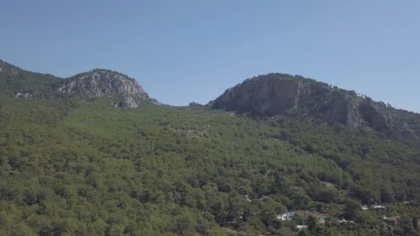 Imágenes aéreas del verde bosque brumoso en un paisaje montañoso. Kemer, Turquía — Vídeos de Stock