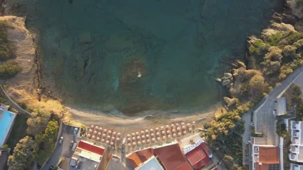 Imágenes Aéreas Drones Pequeña Bahía Con Playa Arena Hermoso Mar — Vídeos de Stock