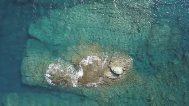 Kayalar ve taşlar güneşli gün, turkuaz deniz havadan görünümü — Stok video