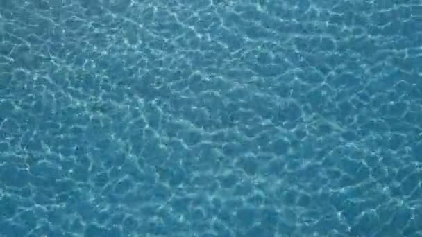 Água clara dos reflexos azuis da luz do mar — Vídeo de Stock