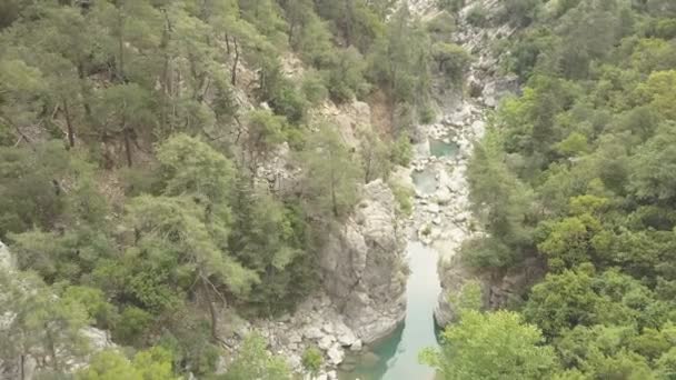 Luchtfoto beelden van de rivier van de berg — Stockvideo