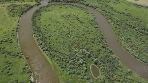 Vliegen over de prachtige rivier en de groene velden — Stockvideo