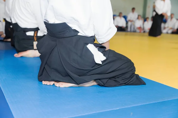 Människor i kimono och hakama på kampsport utbildning — Stockfoto