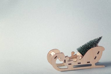 Noel ağacı taşımak bir atlı kızak