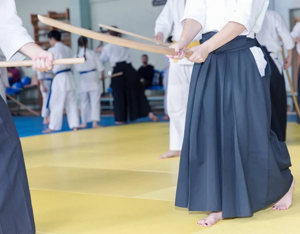 Menschen im Kimono auf einem Kampfkunst-Waffenseminar — Stockfoto