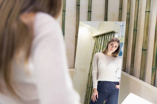 Uma bela mulher fazendo compras em uma loja de moda — Fotografia de Stock