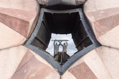 Magnitogorsk, Rusya - Ekim, 2018: Anıt arka-ön alev büyük bir ünlü heykel ve ebedi granit çiçek