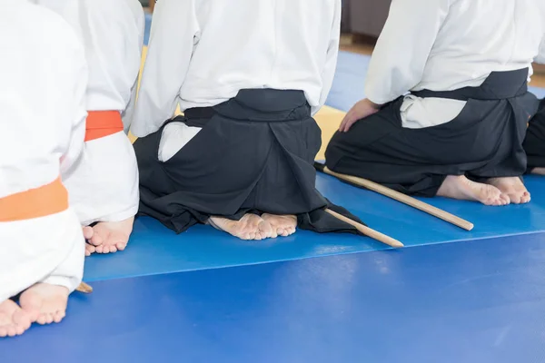 Emberek kimonóban és hakamában harcművészeti kiképzésen. — Stock Fotó