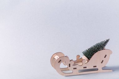 Noel ağacı taşımak bir atlı kızak