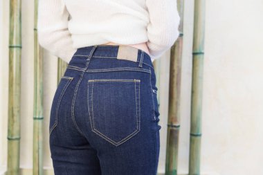 Güzel bir kadın bir moda mağazasında alışveriş