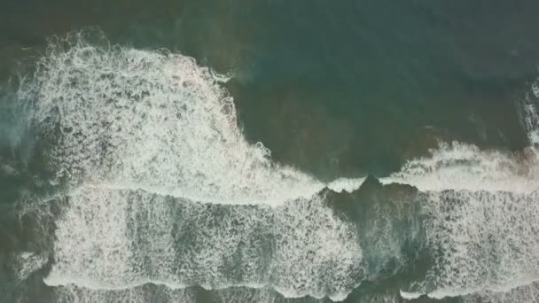 Pantai berpasir, ombak laut yang panjang dan laut badai — Stok Video