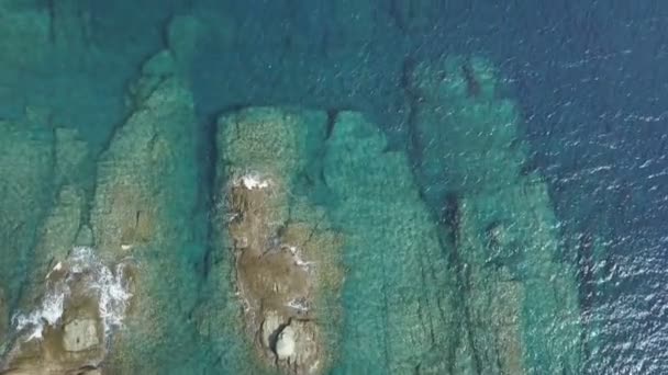 Kayalar Taşlar Güneşli Gün Turkuaz Deniz Hava Görünümü Havadan Görüntüleri — Stok video