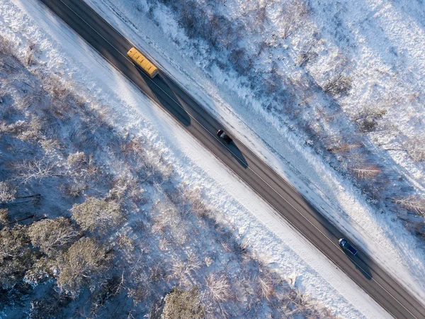 Carros em estrada no inverno com árvores cobertas de neve vista aérea — Fotografia de Stock