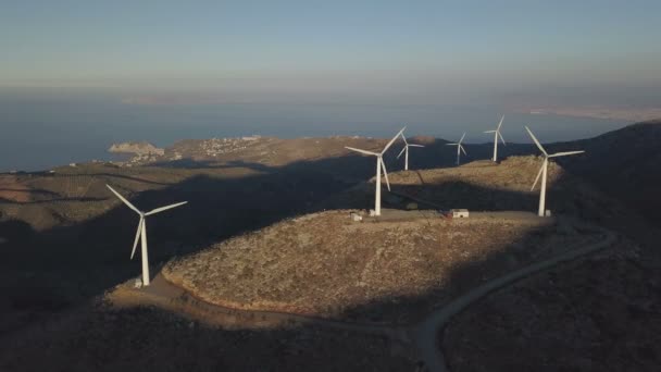 Luftaufnahmen von Windmühlen bei Sonnenuntergang — Stockvideo