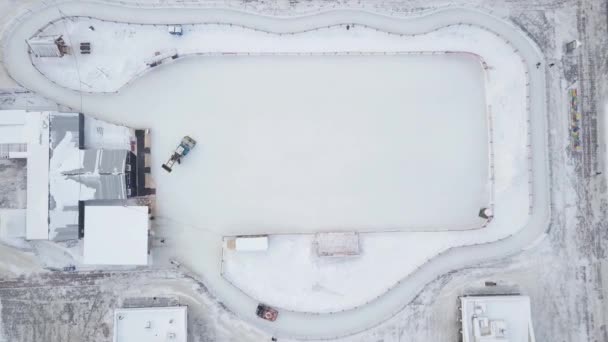 Luftaufnahmen der Eisfüllmaschine auf dem Eislaufring — Stockvideo