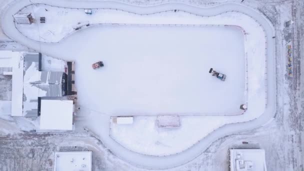 Luftaufnahmen der Eisfüllmaschine auf dem Eislaufring — Stockvideo