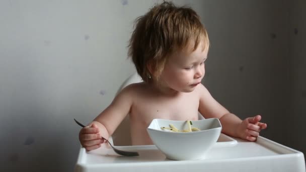 Αγόρι Toddler Έχοντας Ζυμαρικά Για Μεσημεριανό Γεύμα — Αρχείο Βίντεο