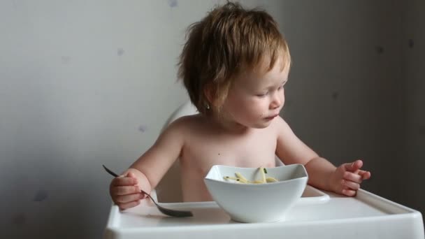 Toddler Pojke Med Pasta Till Lunch — Stockvideo