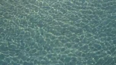 Mavi deniz ışık yansımaları temiz su