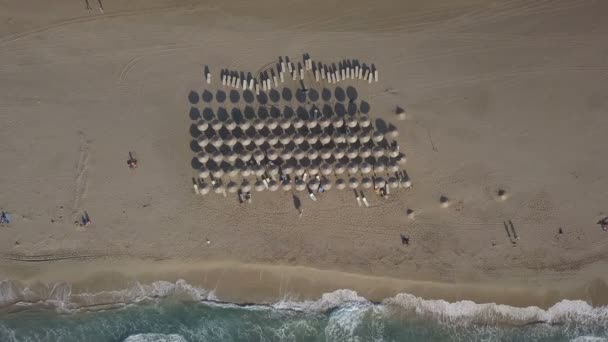 Sandy pobřeží, pláž dlouhé mořské vlny Falasarna, Řecko — Stock video