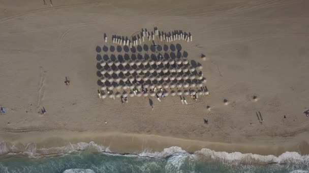 砂浜の海岸線、Falasarna の長い海の波ビーチ クレタ島, ギリシャ — ストック動画