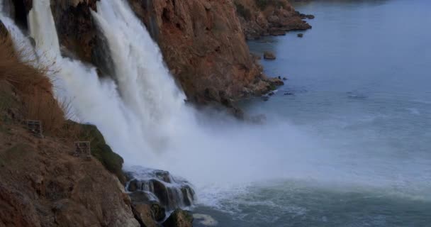 Un metraje de la cascada de Duden en invierno — Vídeo de stock