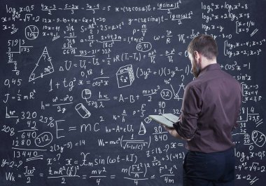 Matematik sorununu nasıl çözeceğini düşünen bir adam