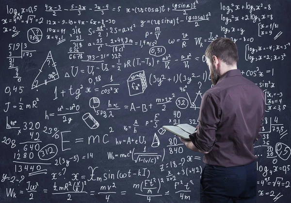 Чоловік думає, як вирішити математичну задачу — стокове фото