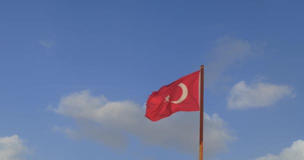 Turkse vlag zwaaien tegen blauwe hemel — Stockvideo