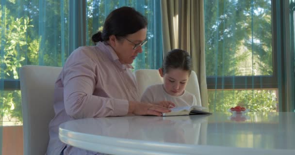 Abuela y nieta leyendo — Vídeos de Stock