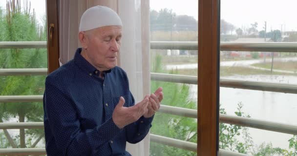 Dua bir yaşlı adam. Din adamı — Stok video